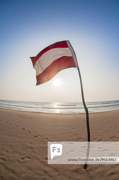 Strand Himmel Sand Fahne blau österreichisch Indischer Ozean Indik Sri Lanka Holzstock Stock Südliche Provinz