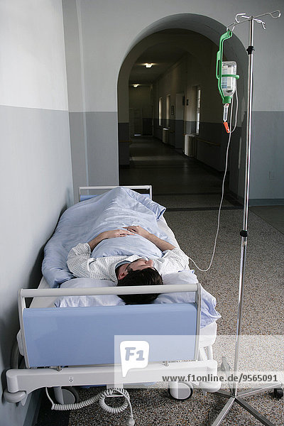 liegend,liegen,liegt,liegendes,liegender,liegende,daliegen,Mann,Krankenhaus,Bett