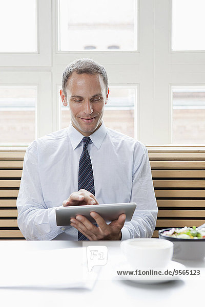 benutzen,Geschäftsmann,Tablet PC,Pause,Mittagessen
