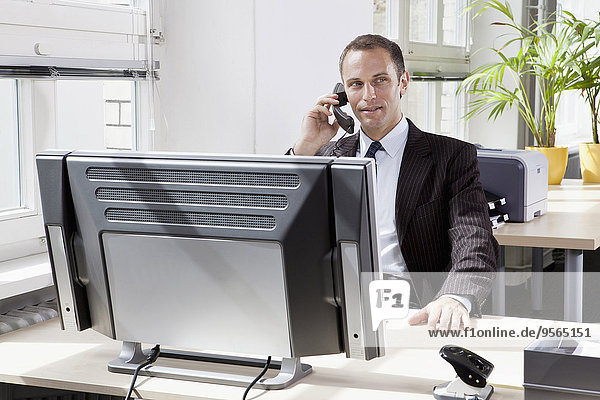 sitzend,sprechen,Geschäftsmann,Büro,telefonieren