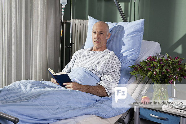 sitzend,Portrait,Mann,Buch,Krankenhaus,Bett,Taschenbuch