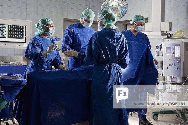 Patientin,Teamwork,Zimmer,Chirurgie,handhaben