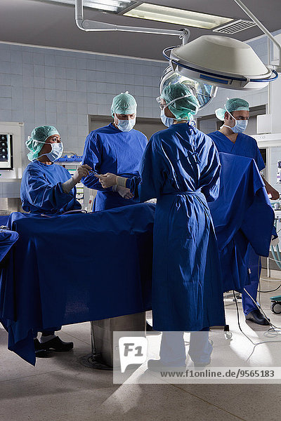 Patientin,Teamwork,Zimmer,Chirurgie,handhaben