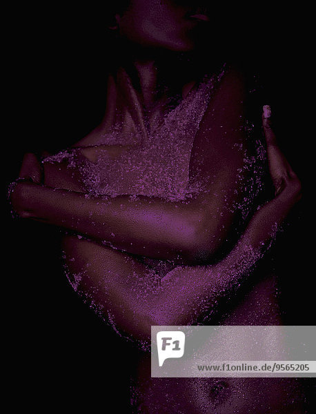 Frau,Mittlerer Ausschnitt,schwarz,Hintergrund,pink,Gesichtspuder,nackt