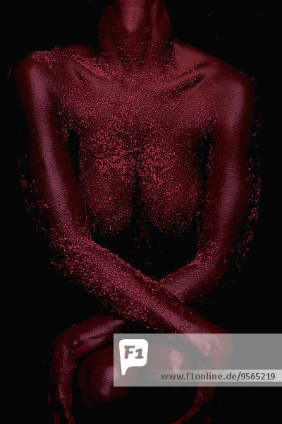 Frau,Mittlerer Ausschnitt,schwarz,Hintergrund,pink,Gesichtspuder,nackt