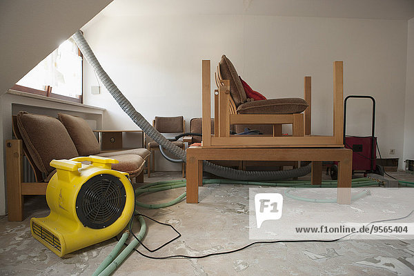 Möbel und Rohre im Haus unter Renovierung