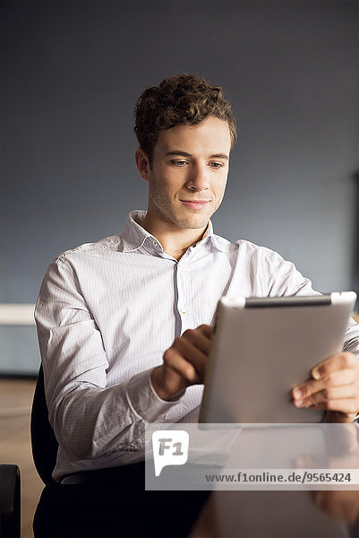 Geschäftsmann mit digitalem Tablett im Büro