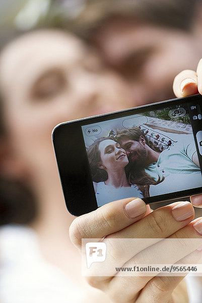 Junges Pärchen nimmt Selfie mit Smartphone