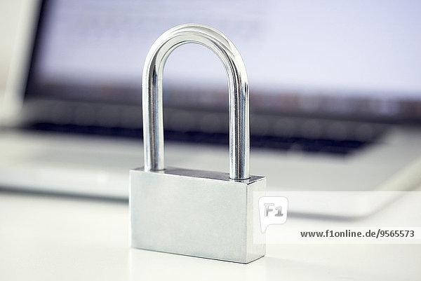 Vorhängeschloss vor dem Laptop für Internetsicherheit