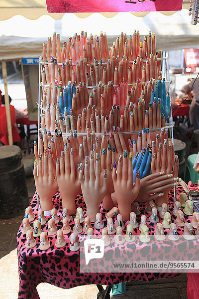 Künstlich bemalte Fingernägel im Laden ausgestellt