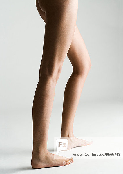 Nackte Beine und Gesäß der Frau