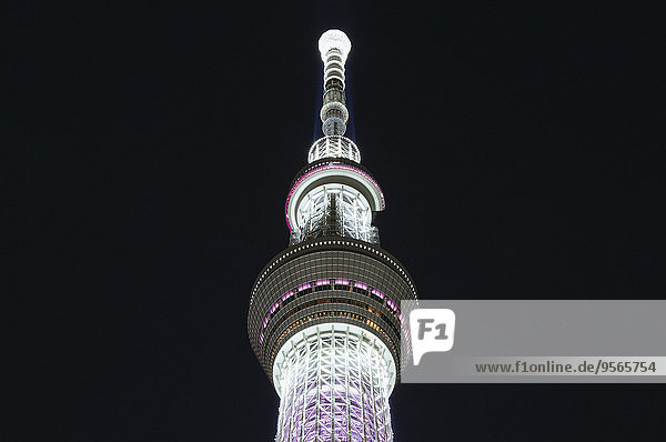 Tiefblick auf den beleuchteten Tokyo Skytree gegen den Himmel bei Nacht