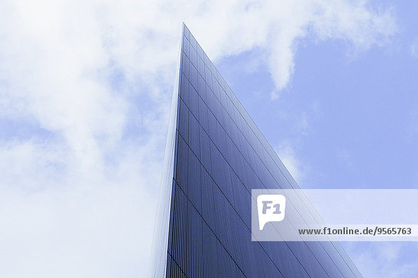Untersicht der modernen Glas Gebäude gegen bewölkten Himmel