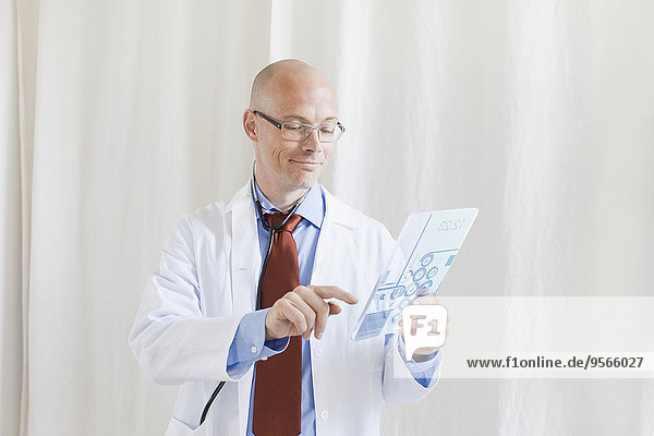 berühren,Zukunft,lächeln,Arzt,Krankenhaus,Tablet PC