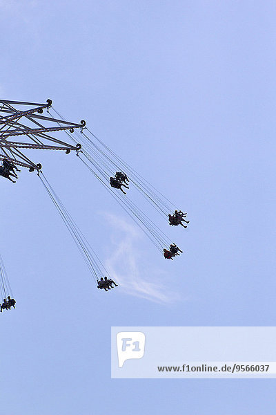 niedrig,schaukeln,schaukelnd,schaukelt,schwingen,schwingt,schwingend,Fröhlichkeit,Mensch,Menschen,Himmel,fahren,blau,Ansicht,Flachwinkelansicht,Winkel,mitfahren,Schaukel