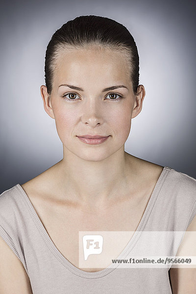 junge Frau,junge Frauen,Portrait,Schönheit,grau,Hintergrund,Close-up,close-ups,close up,close ups