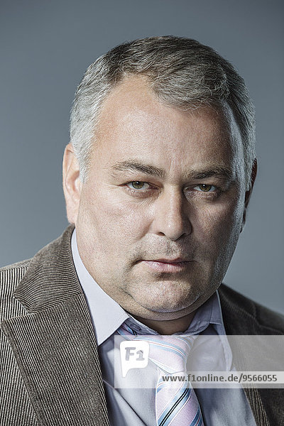 Portrait,grau,Geschäftsmann,ernst,Hintergrund