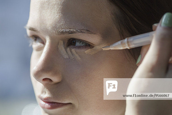 Außenaufnahme,junge Frau,junge Frauen,eincremen,verteilen,Close-up,Schminke,Fundament,Gründung,auftragen,freie Natur