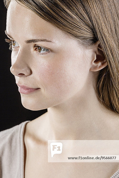 junge Frau,junge Frauen,schwarz,Hintergrund,Close-up,Nachdenklichkeit