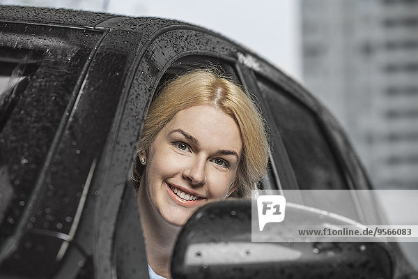 Portrait,Frau,Fröhlichkeit,Fenster,Auto,hinaussehen