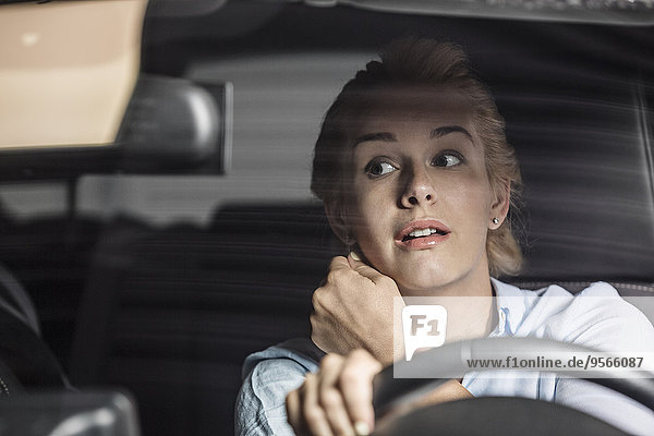 Rückansicht,Frau,sehen,Auto,fahren,Mittelpunkt,Erwachsener,Spiegel