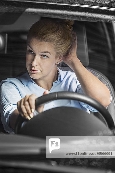 Rückansicht,Frau,sehen,Auto,fahren,Mittelpunkt,Erwachsener,Spiegel