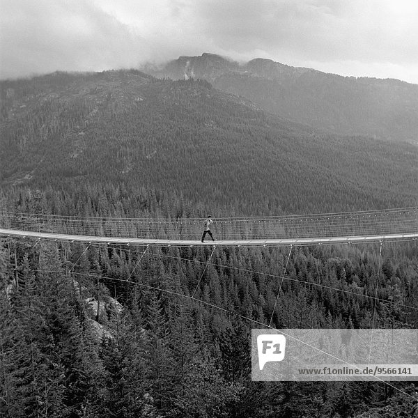 Fußgängerbrücke,entfernt,überqueren,Mann,über,Wald,Mittelpunkt