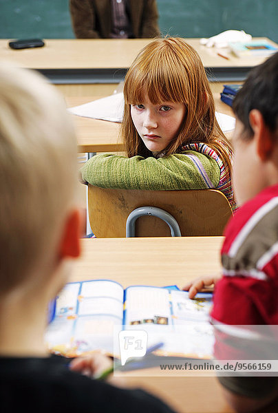 blicken,Junge - Person,drehen,Klassenzimmer,2,Mädchen