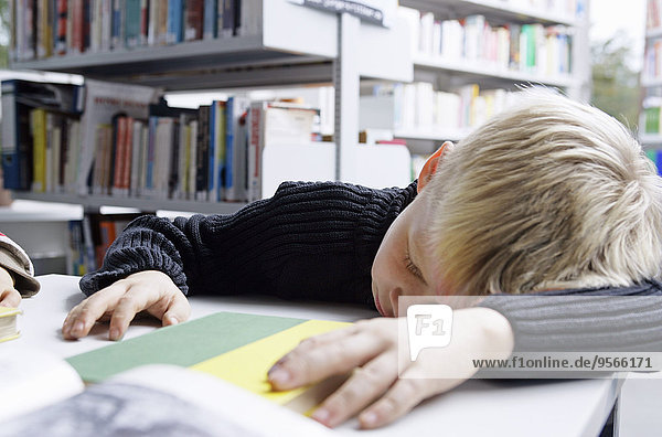 Schreibtisch,nehmen,Junge - Person,dösen,Bibliotheksgebäude