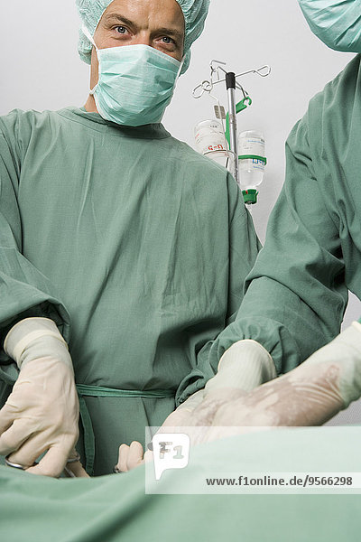 Chirurg im Operationssaal  Blick auf die Kamera