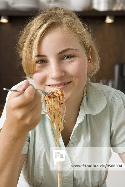 Teenagermädchen beim Spaghettiessen