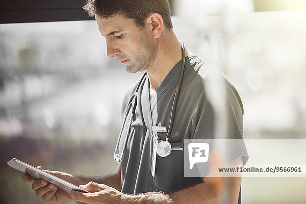 Arzt im Krankenhaus Station Tablet PC
