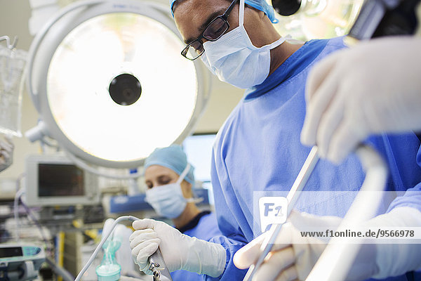 Arzt bei Operationen im Operationssaal