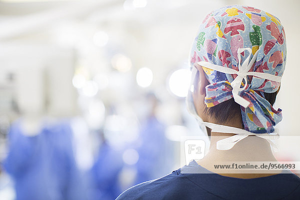 Rückansicht einer jungen Krankenschwester im Operationssaal