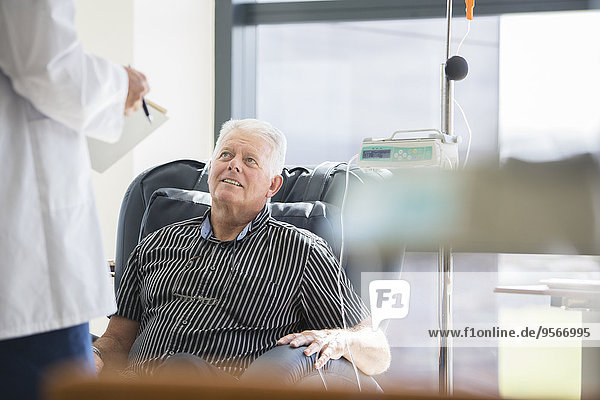 Patientin,Krankenzimmer,sprechen,empfangen,Arzt,Krankenhaus,Gesundheitspflege