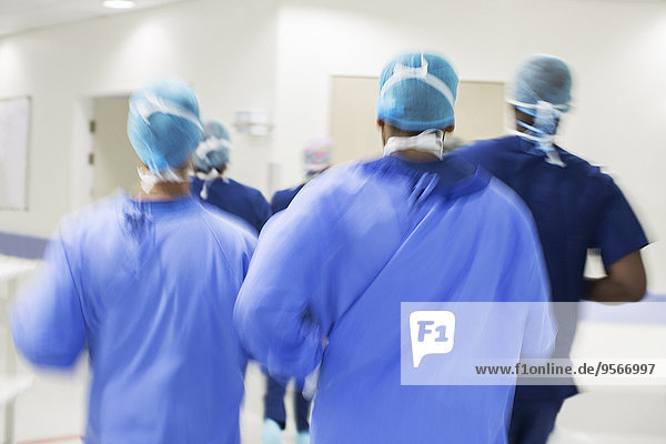 Verschwommene Bewegungen von Chirurgen, die auf das Krankenhaus zugehen