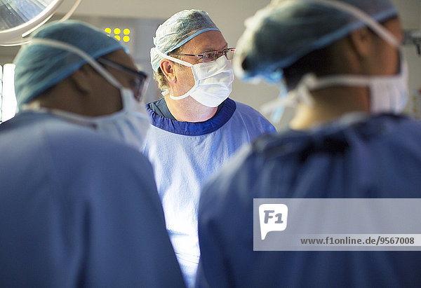 Ärzte  die im Operationssaal operieren