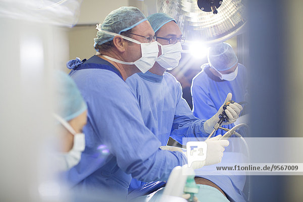 Ärzte, die im Operationssaal operieren