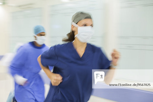 Ärzte eilen durch den Krankenhausflur