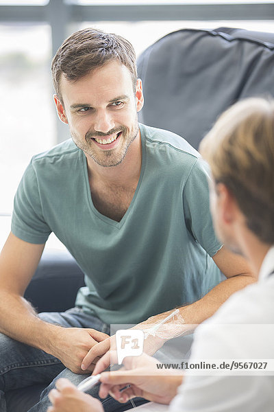 Arzt im Gespräch mit dem Patienten im Krankenhaus
