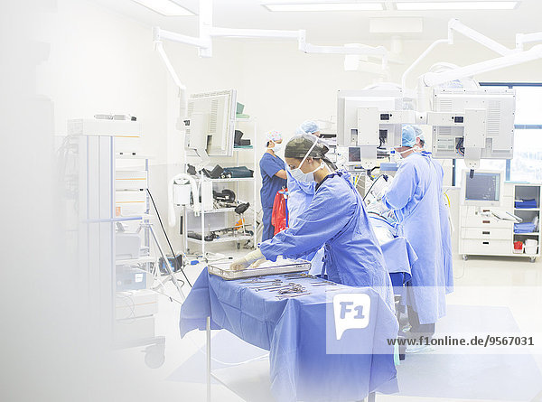 Team von Chirurgen, die im Operationssaal operieren