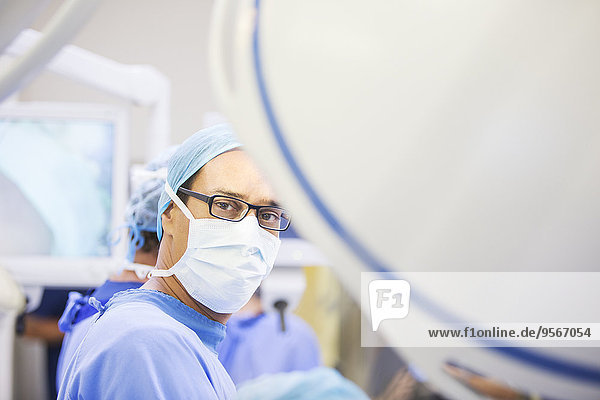 Portrait des maskierten Chirurgen im Operationssaal