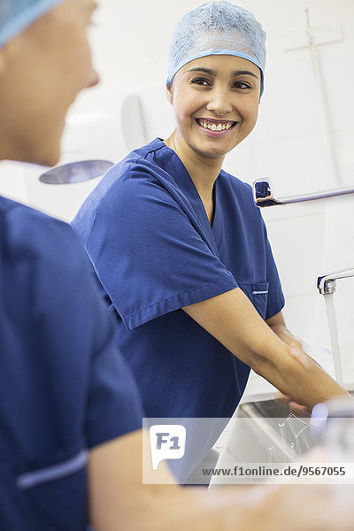 Zwei Chirurginnen beim Händewaschen im Krankenhaus