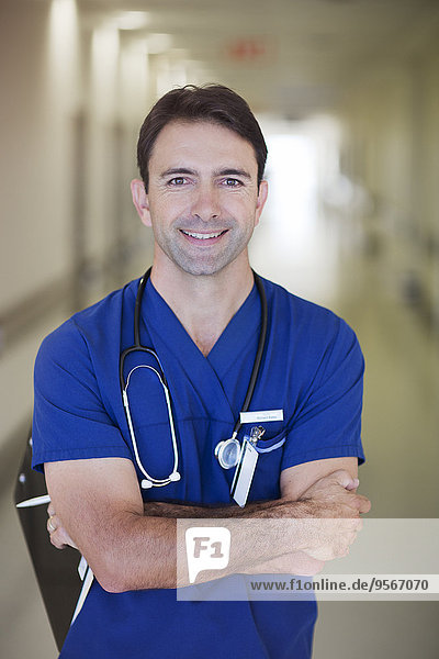 Portrait des männlichen Arztes im Krankenhausflur