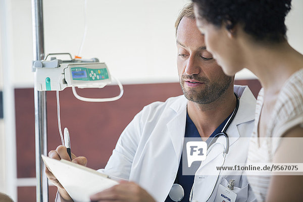 Arzt- und Patientengespräche im Krankenhaus