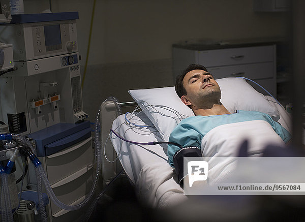 Patient auf der Intensivstation im Krankenhausbett liegend