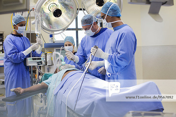 Ärzteteam für laparoskopische Operationen im Operationssaal