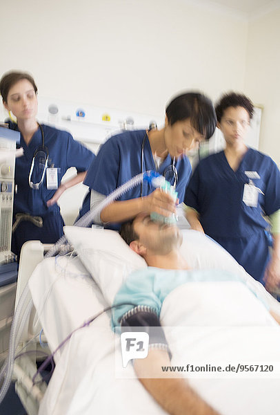 Ärzteteam zur Sauerstoffversorgung des Patienten auf der Intensivstation