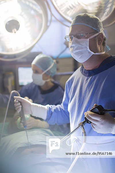 Chirurg mit laparoskopischer Operation im Operationssaal