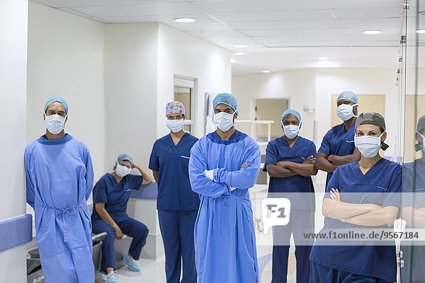 Team von Ärzten und Krankenschwestern im Krankenhausflur